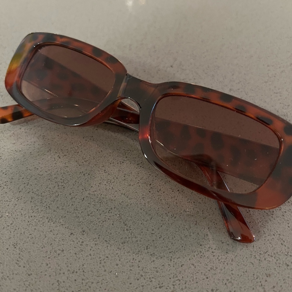 💥4 for $25💥 Thin Rectangle Tortoise Shell Sunglasses - Picture 3 of 4